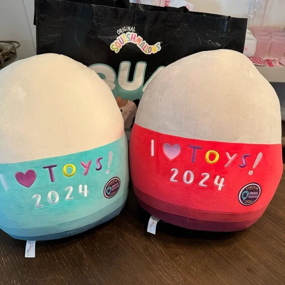 Warren Buffet & Charlie Munger
Squishmallows 16" Berkshire Hathaway
Omaha 2024 - Picture 2 of 3